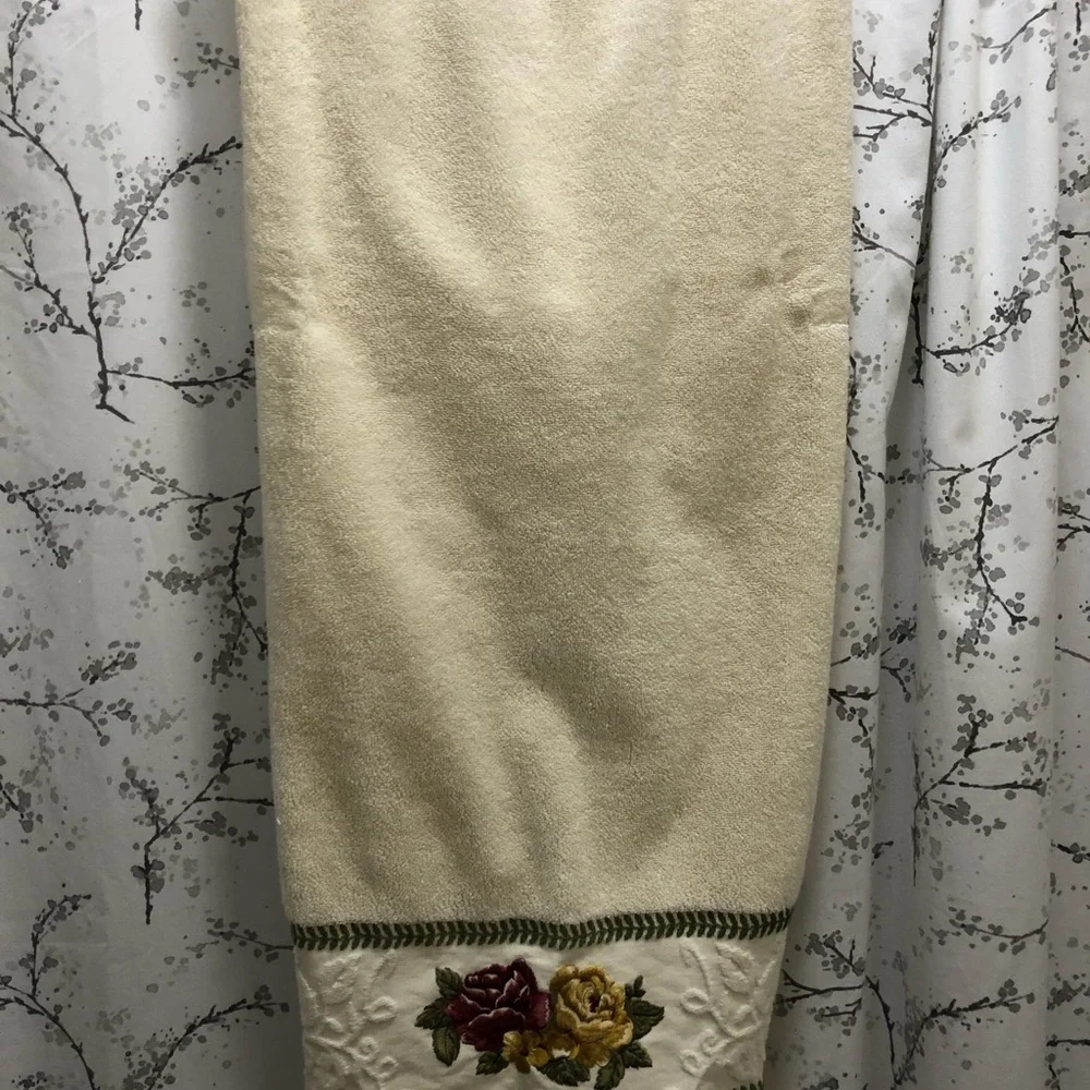 VINTAGE WAVERLY GARDEN ROOM EMBROIDERED COTTAGE ROSES W/EMBOSSED TRIM 24